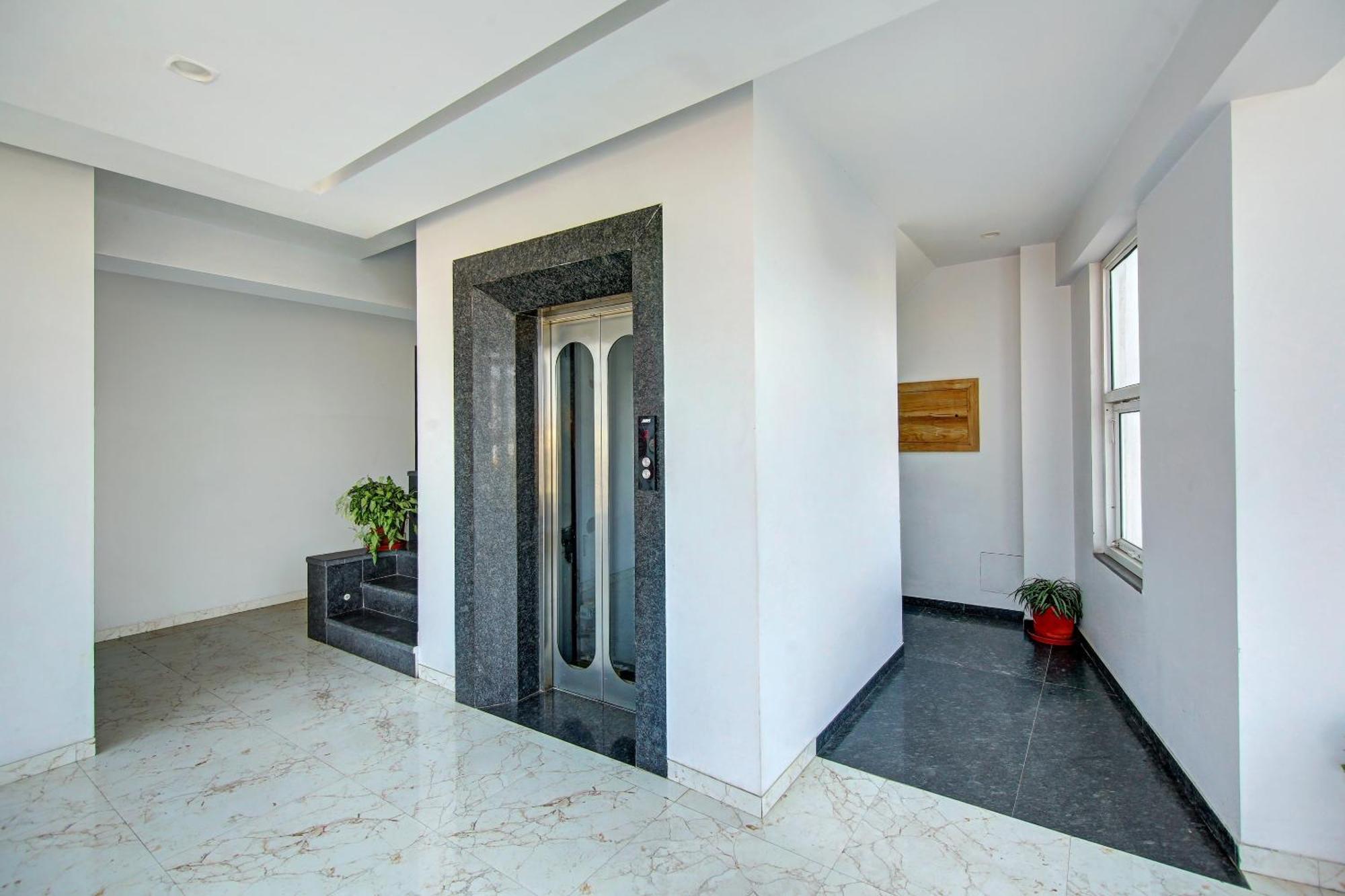 Super Townhouse Geetanjali Inn غورغاون المظهر الخارجي الصورة