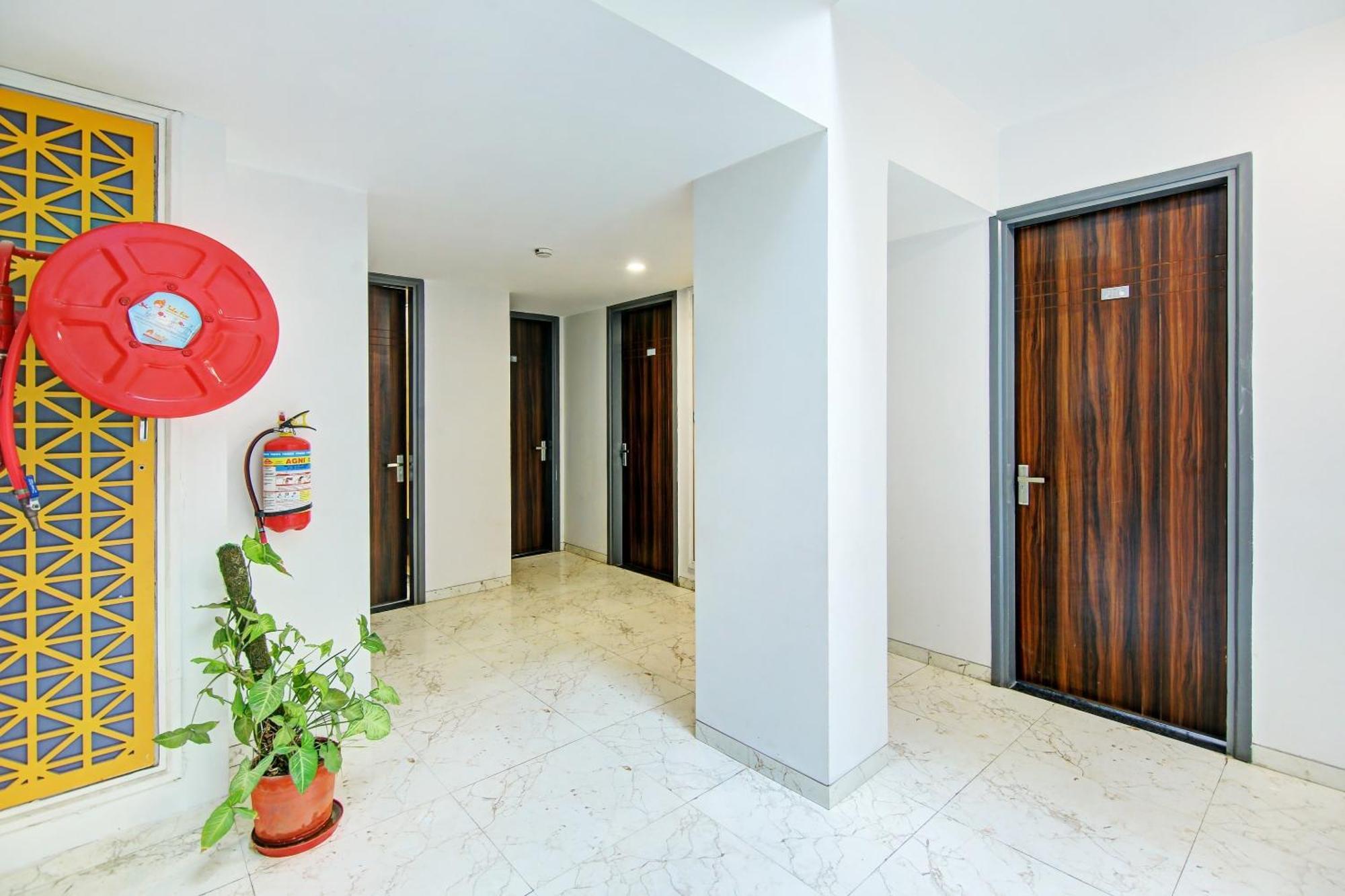 Super Townhouse Geetanjali Inn غورغاون المظهر الخارجي الصورة