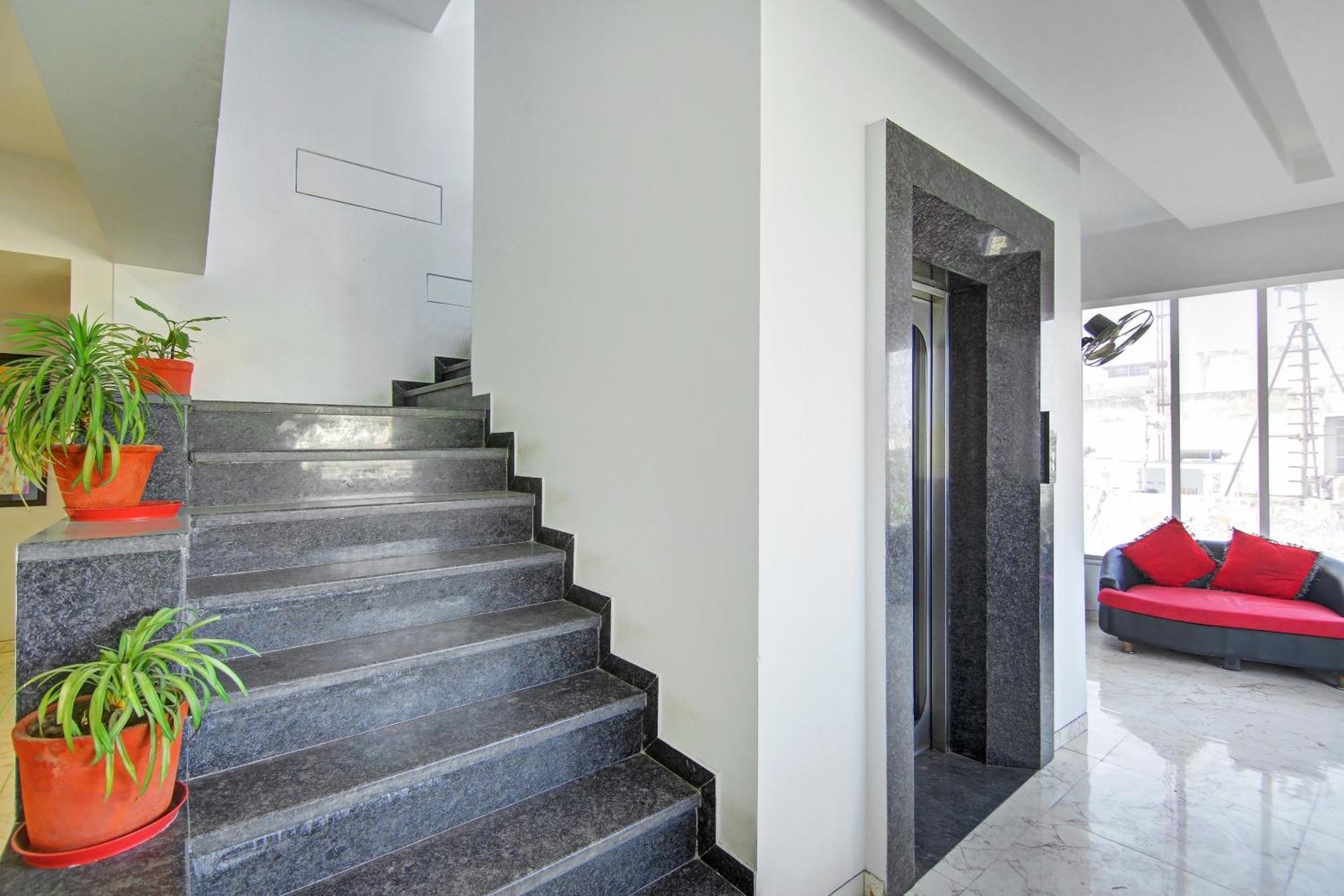 Super Townhouse Geetanjali Inn غورغاون المظهر الخارجي الصورة